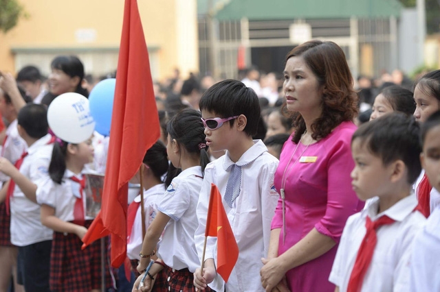 Cô trò Trường THCS Nguyễn Đình Chiểu trong ngày khai giảng (ảnh: Mạnh Thắng)