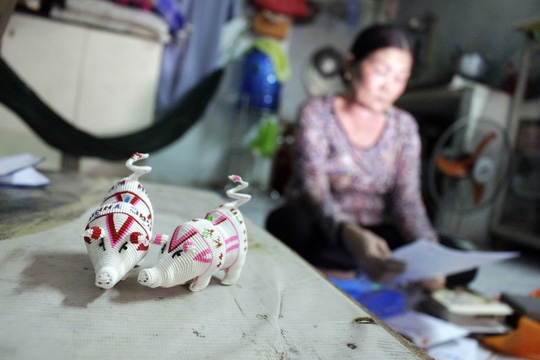 Kỉ vật Vũ Văn Tiến tự tay làm trong tù để tặng mẹ. Ảnh: Quốc Chiến.