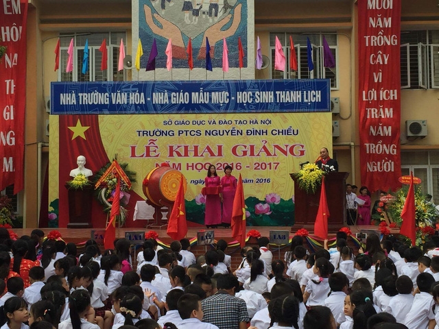 Thủ tướng Nguyễn Xuân Phúc phát biểu trong lễ khai giảng tại trường PTCS Nguyễn Đình Chiểu, Hà Nội. (Ảnh: Mạnh Thắng)