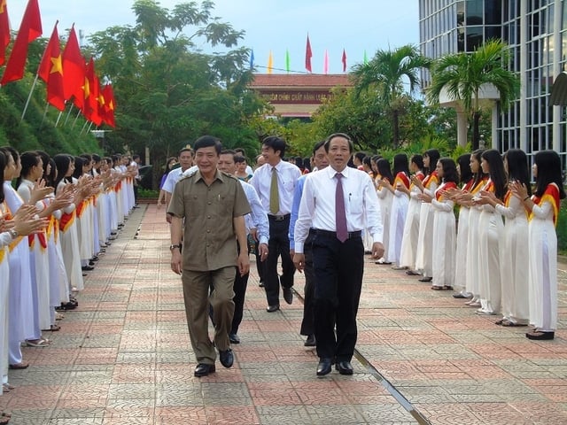 Ông Bùi Văn Cường - Chủ tịch Liên đoàn Lao động Việt Nam và ông Hoàng Đăng Quang - Bí thư Tỉnh ủy Quảng Bình tham dự lễ khai giảng tại trường THPT Quang Trung.