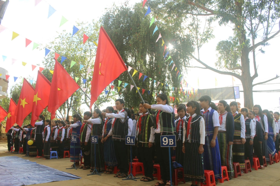  Các em học sinh trường THPT Dân tộc Nội trú Lạc Dương chuẩn bị làm nghi thức chào cờ 