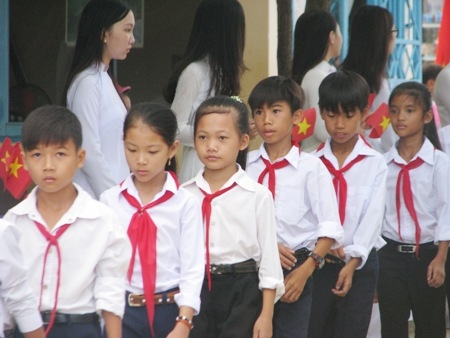 Ánh mắt ngơ ngác, pha chút hồi hộp của các em học sinh lớp 6 mới vào trường. (Ảnh: Huỳnh Hải)