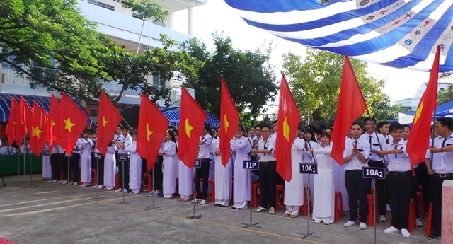 Các em học sinh trường THPT chuyên Lý Tự Trọng tại lễ khai giảng sáng nay 5/9. (Ảnh: Phạm Tâm)