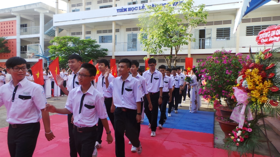 Các em học sinh lớp 10 bắt đầu bước vào ngôi trường mới.