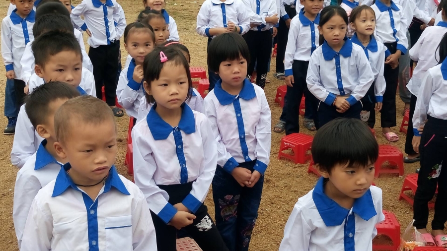 Học sinh trường tiểu học Quang Chiểu 1 (huyện Mường Lát) vui mừng khi được mặc quần áo mới do đoàn từ thiện tặng