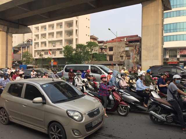  Sáng ngày khai trường, giao thông không quá ùn tắc song tại một số điểm nóng giao thông vẫn xảy ra ùn ứ cục bộ. (Ảnh: Kim Tân) 