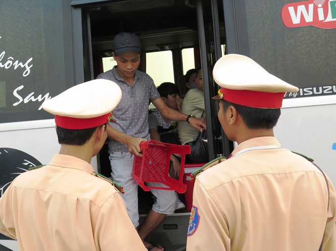 Hành khách bị nhồi nhét như nêm trên đường về Hà Nội 