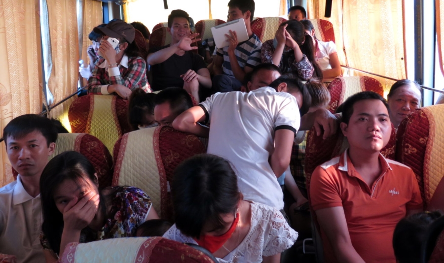 Hành khách bị nhồi nhét như nêm trên đường về Hà Nội 