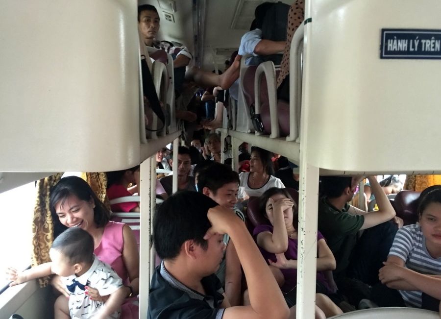 Hành khách bị nhồi nhét như nêm trên đường về Hà Nội 