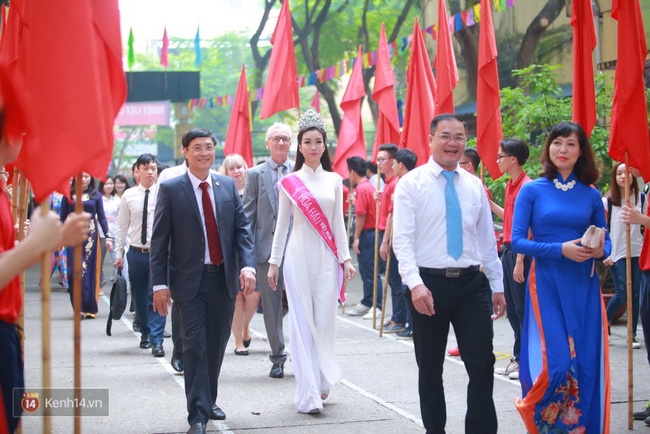 Hoa hậu Mỹ Linh xuất hiện rạng rỡ tham dự lễ khai giảng tại trường Việt Đức - Ảnh 13.