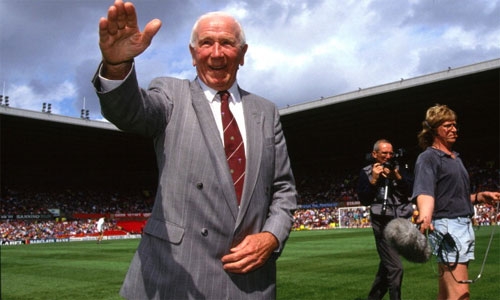man-utd-xoa-ten-huyen-thoai-matt-busby-khoi-ghe-cu-tai-old-trafford