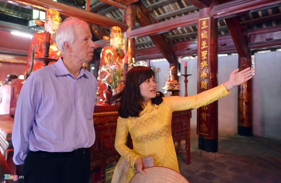 Ngoai truong Canada so dau rua tai Van Mieu hinh anh 2