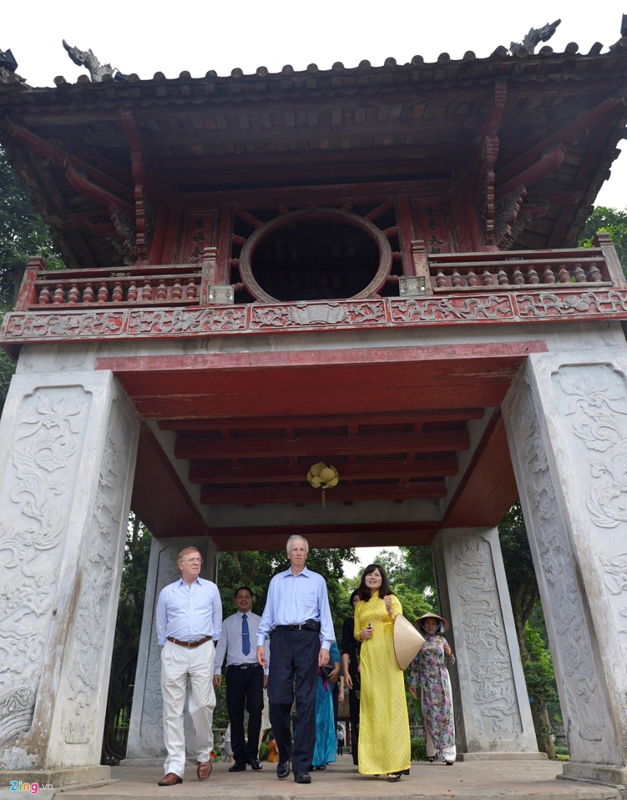 Ngoai truong Canada so dau rua tai Van Mieu hinh anh 6