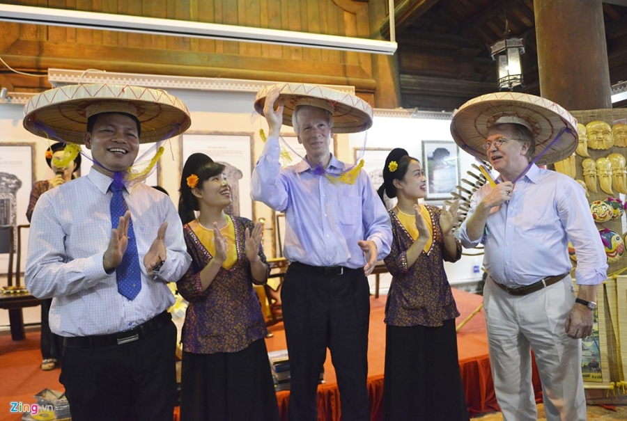 Ngoai truong Canada so dau rua tai Van Mieu hinh anh 12