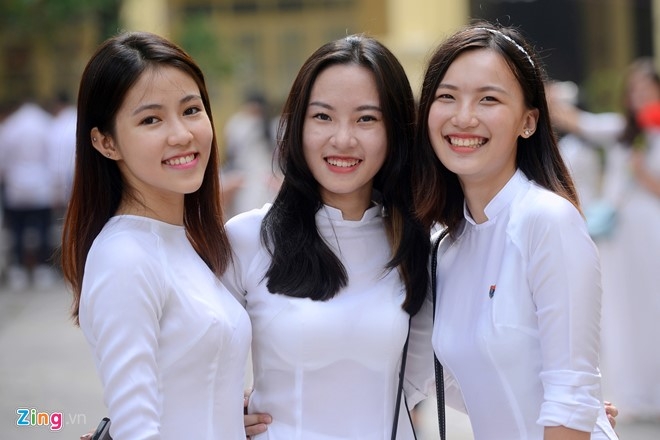 Nhung nu sinh thu hut ong kinh ngay khai truong hinh anh 2