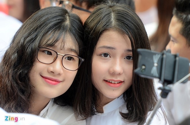 Nhung nu sinh thu hut ong kinh ngay khai truong hinh anh 3