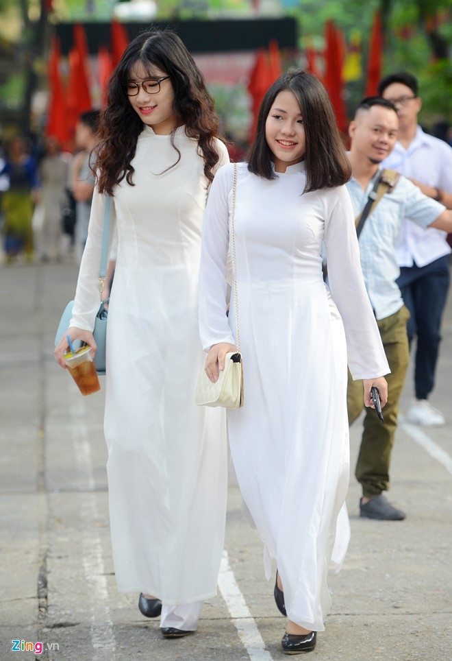 Nhung nu sinh thu hut ong kinh ngay khai truong hinh anh 5