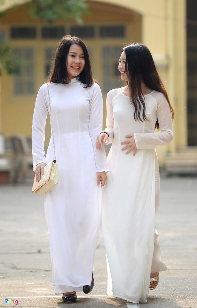 Nhung nu sinh thu hut ong kinh ngay khai truong hinh anh 6