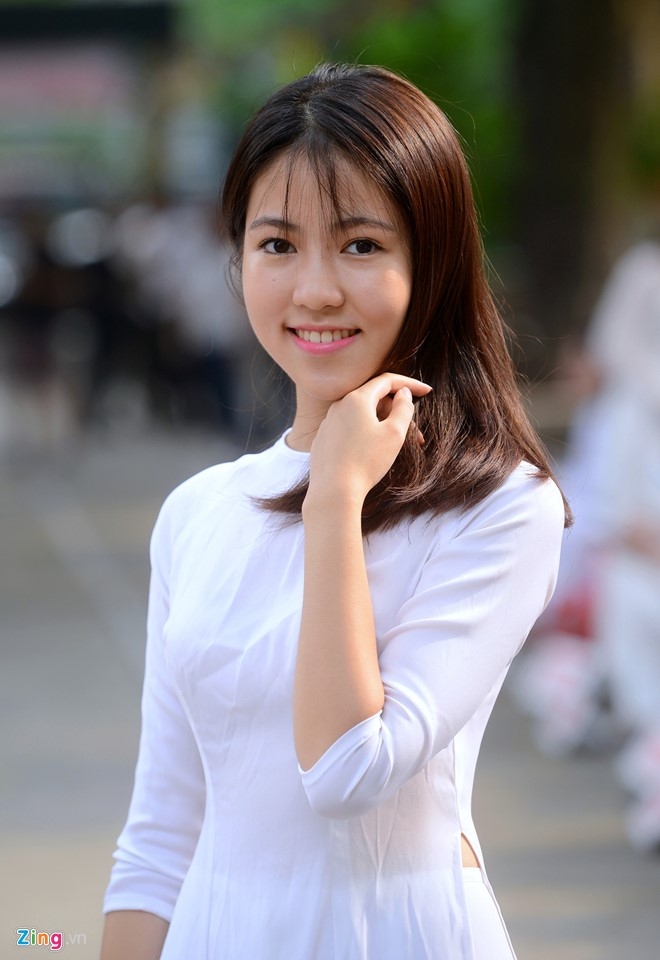 Nhung nu sinh thu hut ong kinh ngay khai truong hinh anh 8