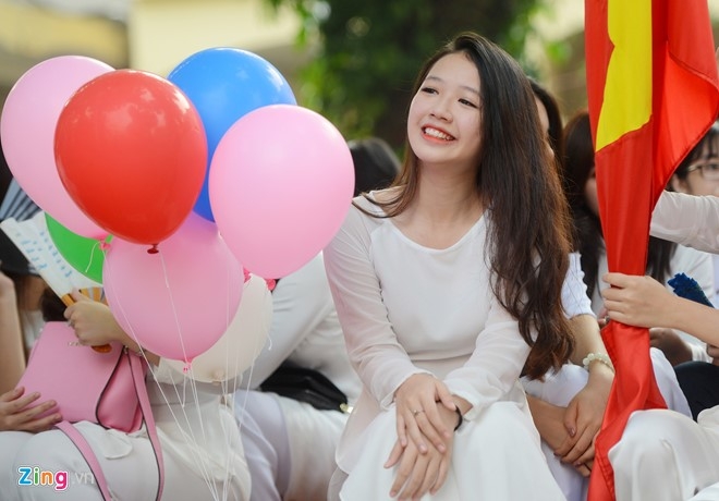 Nhung nu sinh thu hut ong kinh ngay khai truong hinh anh 9
