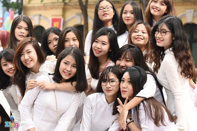 Nhung nu sinh thu hut ong kinh ngay khai truong hinh anh 10