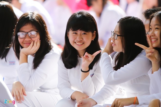 Nhung nu sinh thu hut ong kinh ngay khai truong hinh anh 12