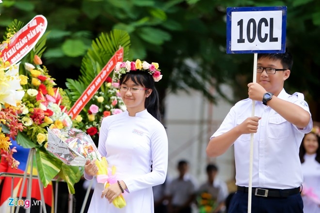 Nhung nu sinh thu hut ong kinh ngay khai truong hinh anh 13