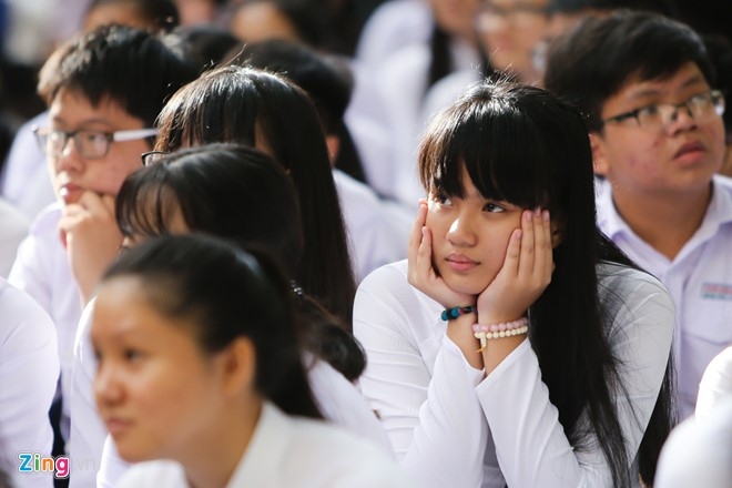 Nhung nu sinh thu hut ong kinh ngay khai truong hinh anh 14