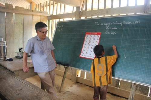 2 năm trước GS Ngô Bảo Châu dạy học trên nền đất, 2 năm sau nơi ấy đã là lớp học khang trang - Ảnh 1.