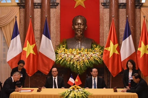 Chủ tịch nước Trần Đại Quang và Tổng thống Pháp Francois Hollande dự lễ ký kết các văn kiện. Ảnh: Giang Huy.