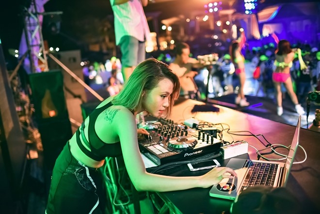 DJ Ty Ty nong bong tham gia tiec bikini tai Vung Tau hinh anh 1