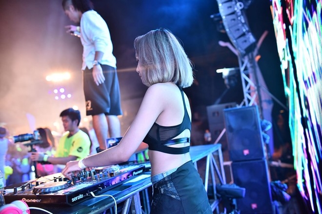 DJ Ty Ty nong bong tham gia tiec bikini tai Vung Tau hinh anh 5