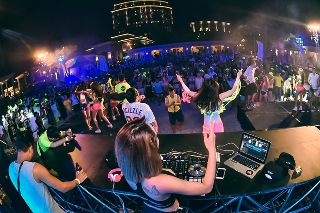 DJ Ty Ty nong bong tham gia tiec bikini tai Vung Tau hinh anh 6