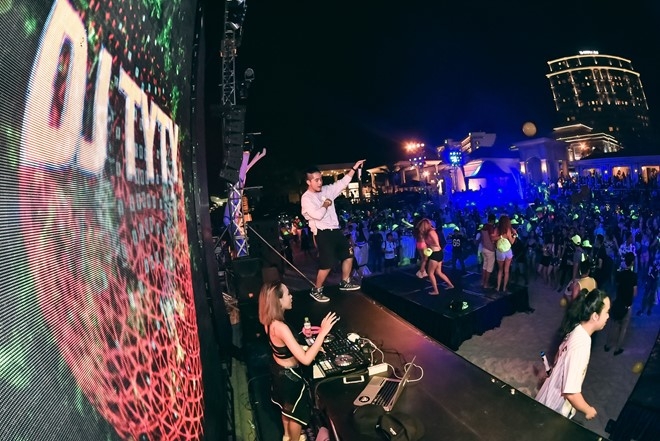 DJ Ty Ty nong bong tham gia tiec bikini tai Vung Tau hinh anh 8