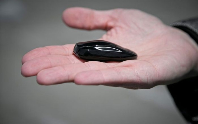  Chìa khóa của Tesla Model S mang hình hài của một chiếc xe siêu nhỏ. 