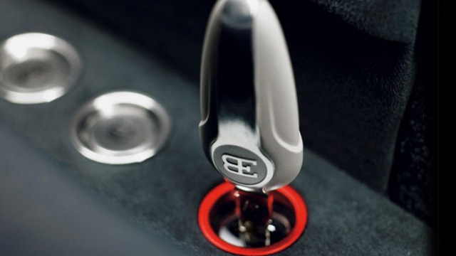  Bugatti Veyron Topspeed key là mẫu chìa khóa biến Bugatti Veyron Super Sport trở nên thấp hơn (hạ gầm), thể thao hơn (chỉnh cánh gió) và mạnh hơn (tăng vận tốc cực đại từ 354km/h lên 430km/h). 