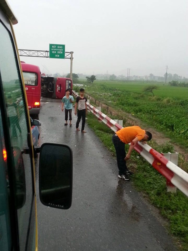 Xe khách lật trên cao tốc khiến 12 người thương vong đã chạy với tốc độ trên 80km/h? - Ảnh 1.