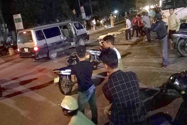  Người dân bàng hoàng sau vụ tai nạn thảm khốc. 