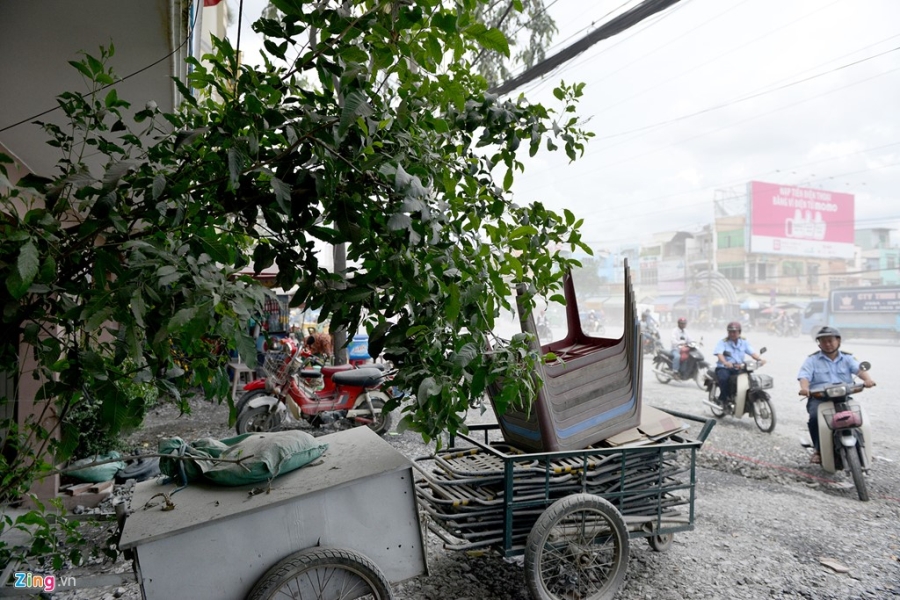 Bao bui mit mu tren con duong 'nha bien thanh ham' o Sai Gon hinh anh 4