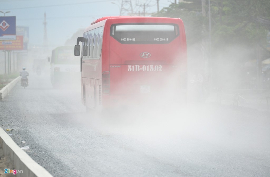 Bao bui mit mu tren con duong 'nha bien thanh ham' o Sai Gon hinh anh 5