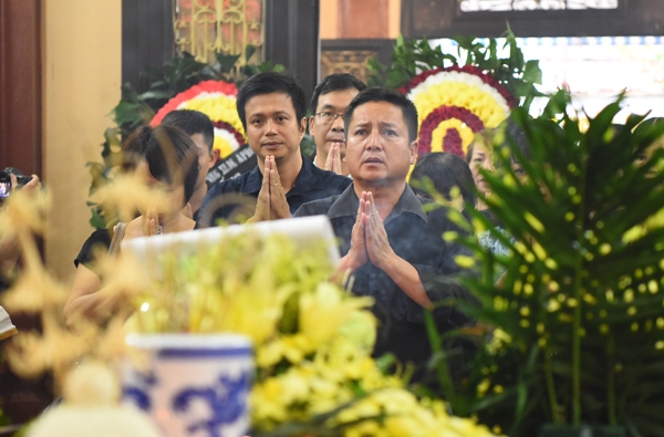 dong-dao-nghe-si-ha-noi-den-vieng-nsut-han-van-tinh-11