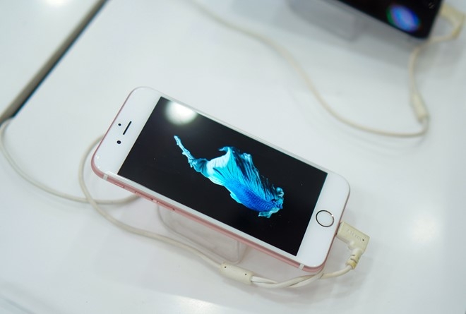 Gia iPhone cu tai VN tiep tuc lao doc don iPhone 7 hinh anh 1