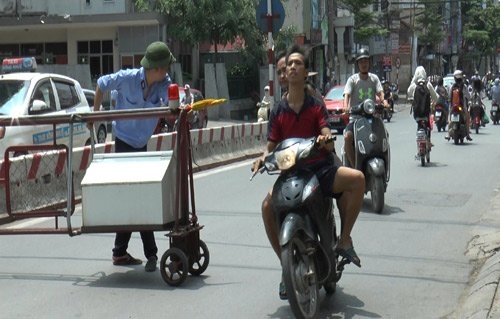 giao thông Hà Nội, ùn tắc nghiêm trọng, ô tô dàn hàng ngang, ô tô lấn làn, Hà Nội