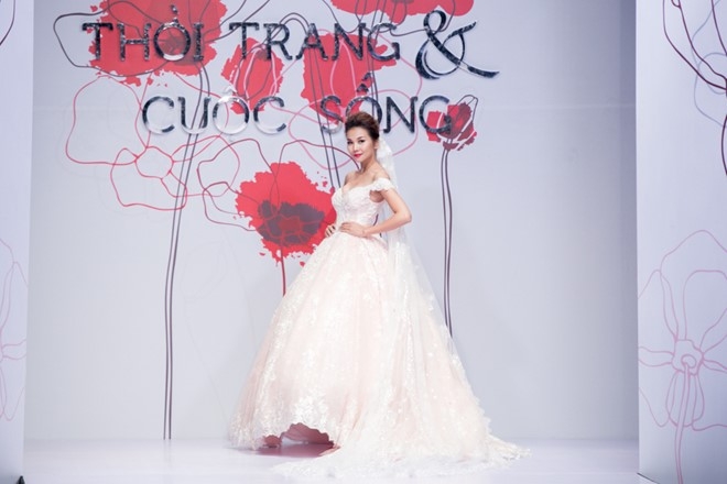 Thanh Hang no luc giu vi tri so mot tren san catwalk hinh anh 2