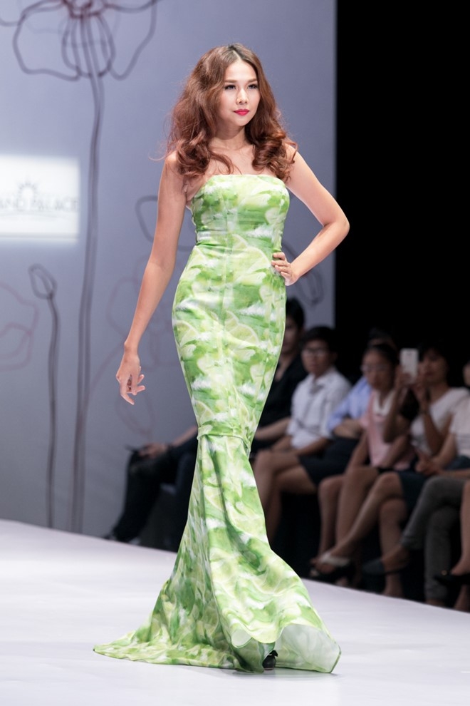 Thanh Hang no luc giu vi tri so mot tren san catwalk hinh anh 3