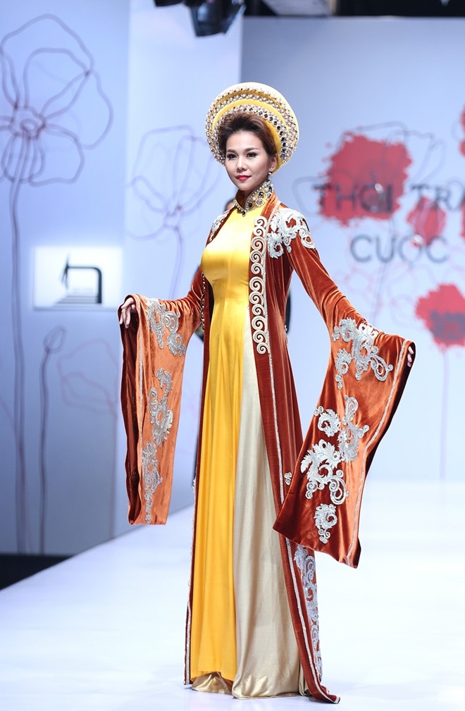 Thanh Hang no luc giu vi tri so mot tren san catwalk hinh anh 4