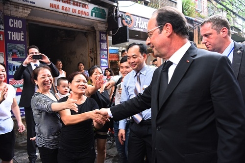 Tổng thống Pháp Francois Hollande bắt tay người dân. Ảnh: Giang Huy.