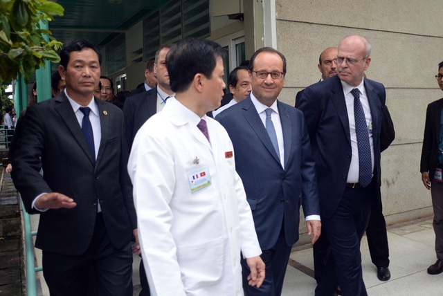 Tổng thống Pháp cùng đoàn công tác tham quan các hạng mục của Viện Tim, nơi thể hiện sự hợp tác hữu nghị của 2 nước trong lĩnh vực y tế
