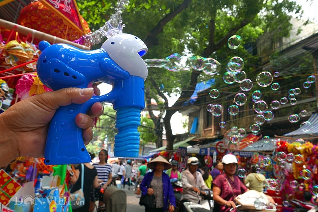 truoc trung thu, sung ban bong bong trung quoc doc hai rat dat hang hinh anh 8