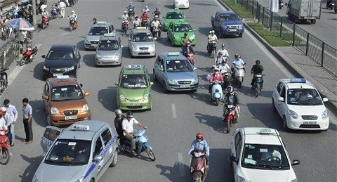 giao thông Hà Nội, ôtô lấn làn, ô tô dàn hàng ngang, ùn tắc giao thông, ý thức giao thông, phân làn giao thông